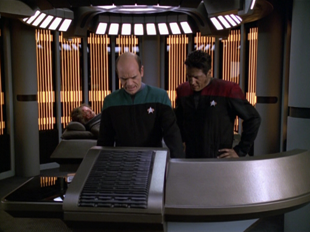 extant_StarTrek_VOY_5x21-Juggernaut_03024.jpg