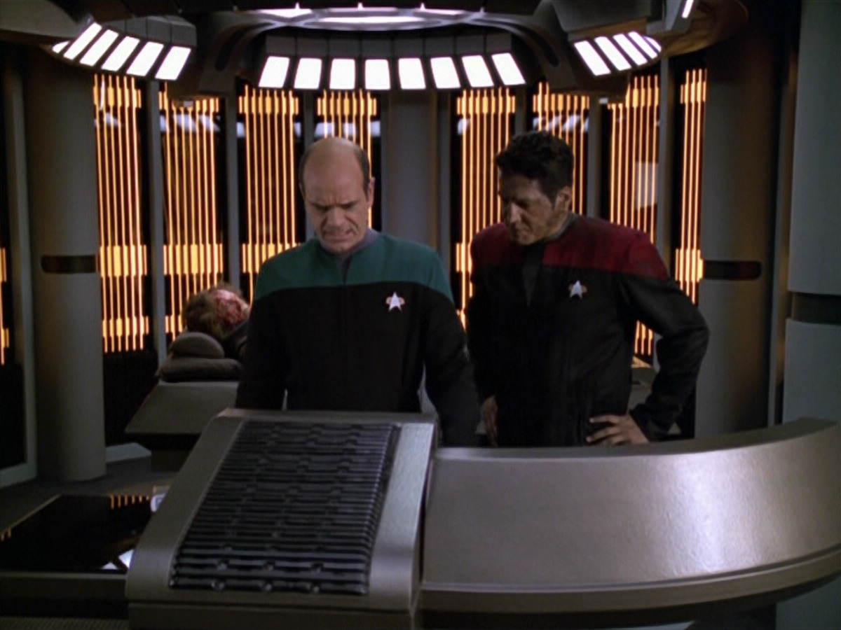 extant_StarTrek_VOY_5x21-Juggernaut_03027.jpg