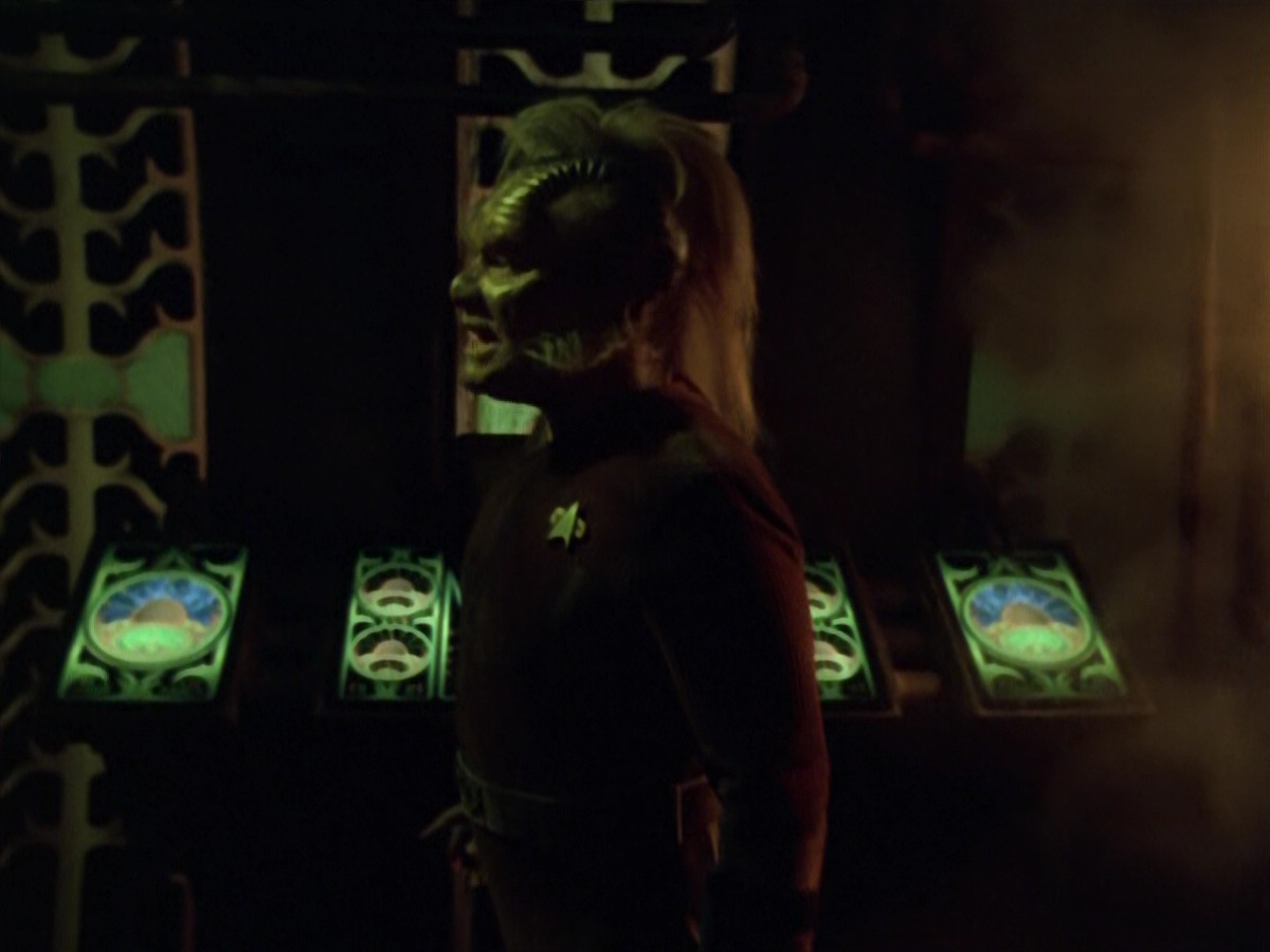extant_StarTrek_VOY_5x21-Juggernaut_03134.jpg