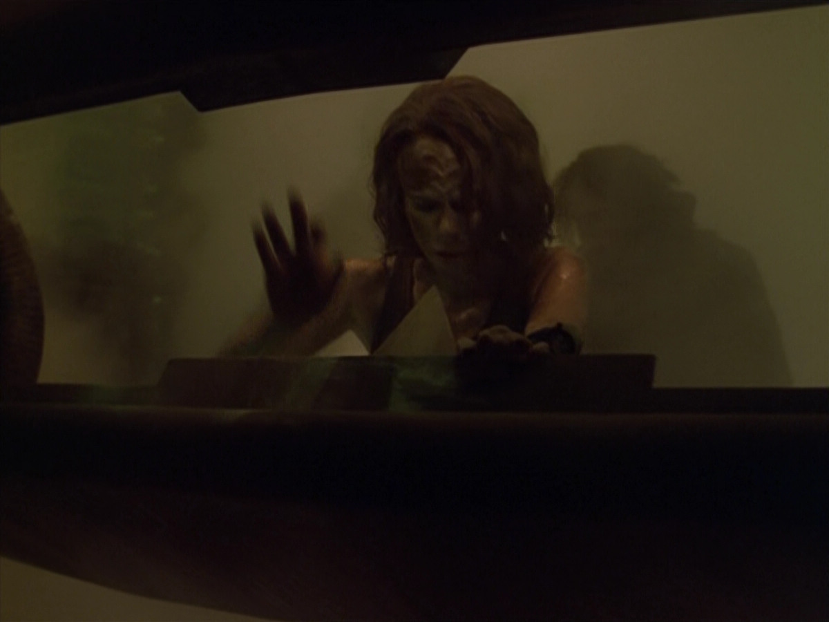 extant_StarTrek_VOY_5x21-Juggernaut_03174.jpg