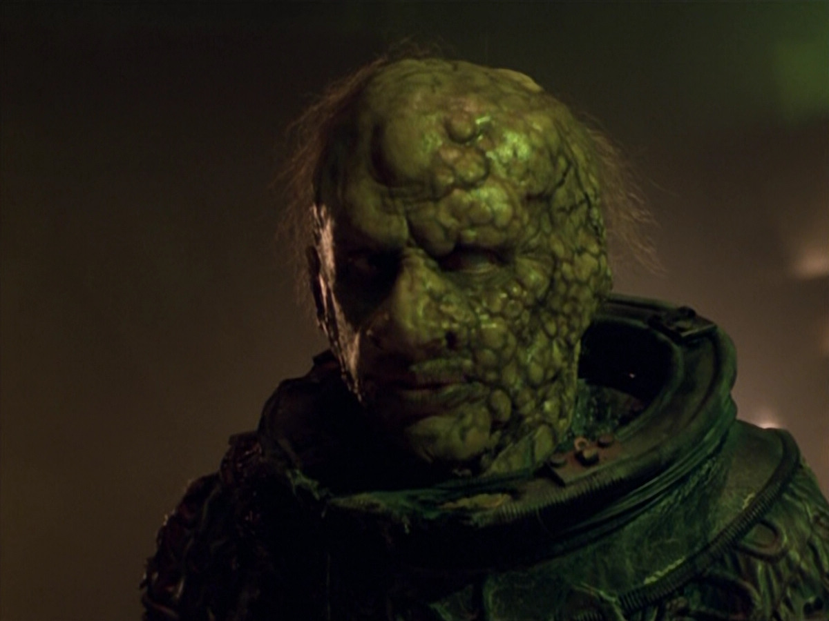 extant_StarTrek_VOY_5x21-Juggernaut_03353.jpg