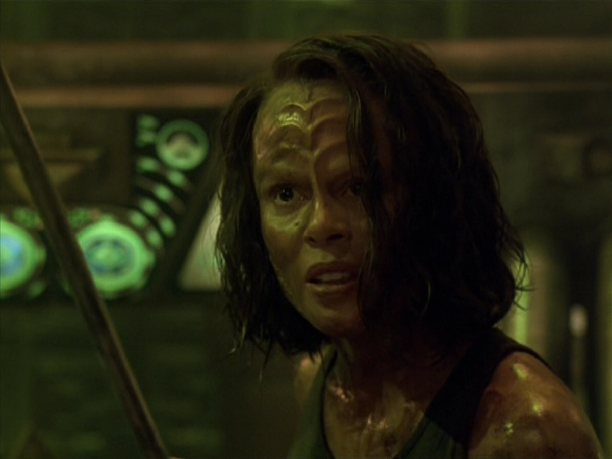 extant_StarTrek_VOY_5x21-Juggernaut_03358.jpg