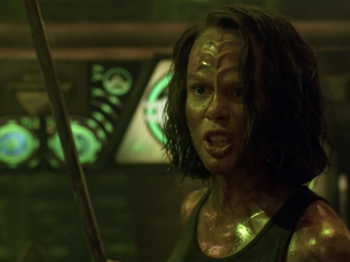 extant_StarTrek_VOY_5x21-Juggernaut_03363.jpg