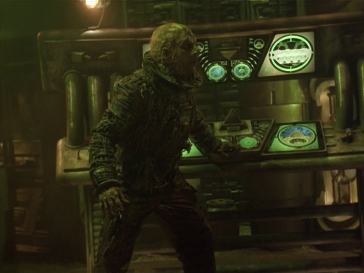 extant_StarTrek_VOY_5x21-Juggernaut_03396.jpg