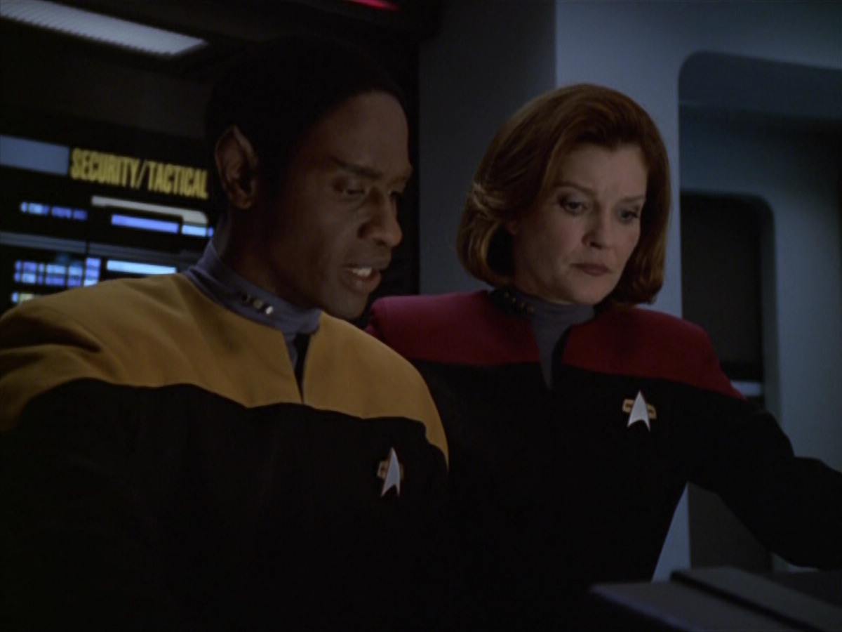 extant_StarTrek_VOY_5x21-Juggernaut_03421.jpg