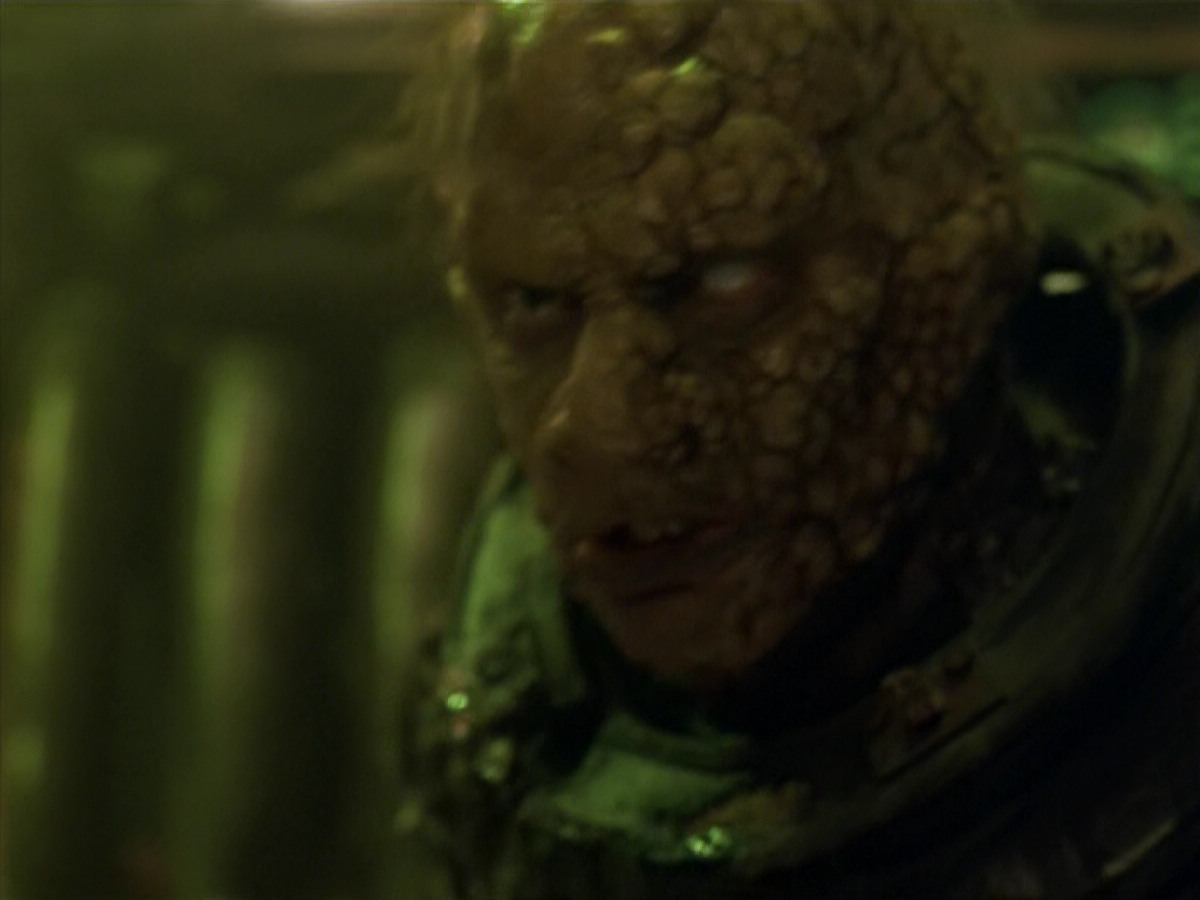 extant_StarTrek_VOY_5x21-Juggernaut_03453.jpg