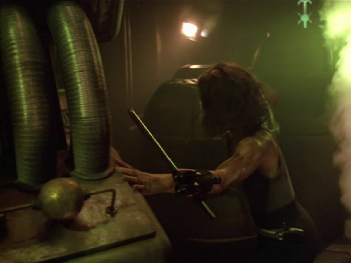 extant_StarTrek_VOY_5x21-Juggernaut_03463.jpg