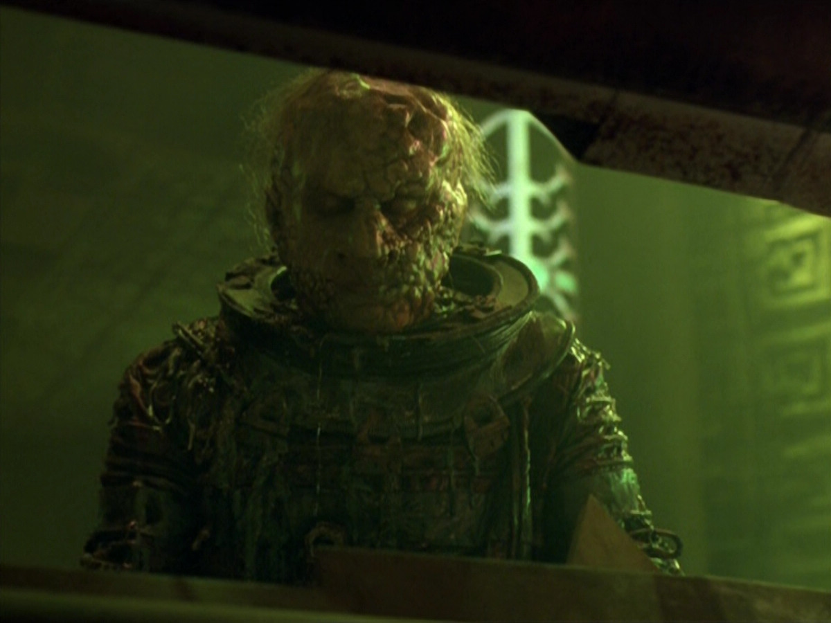 extant_StarTrek_VOY_5x21-Juggernaut_03473.jpg