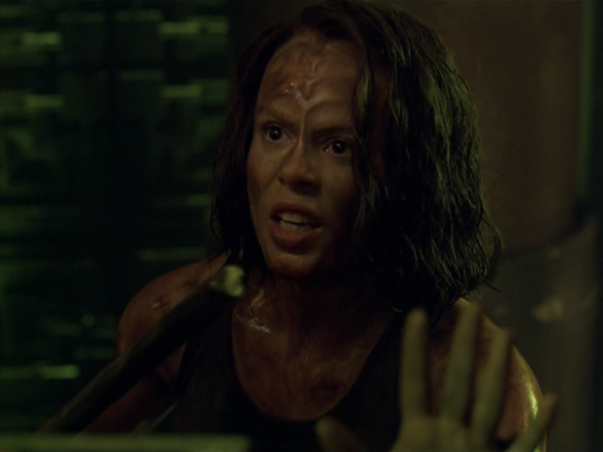 extant_StarTrek_VOY_5x21-Juggernaut_03477.jpg