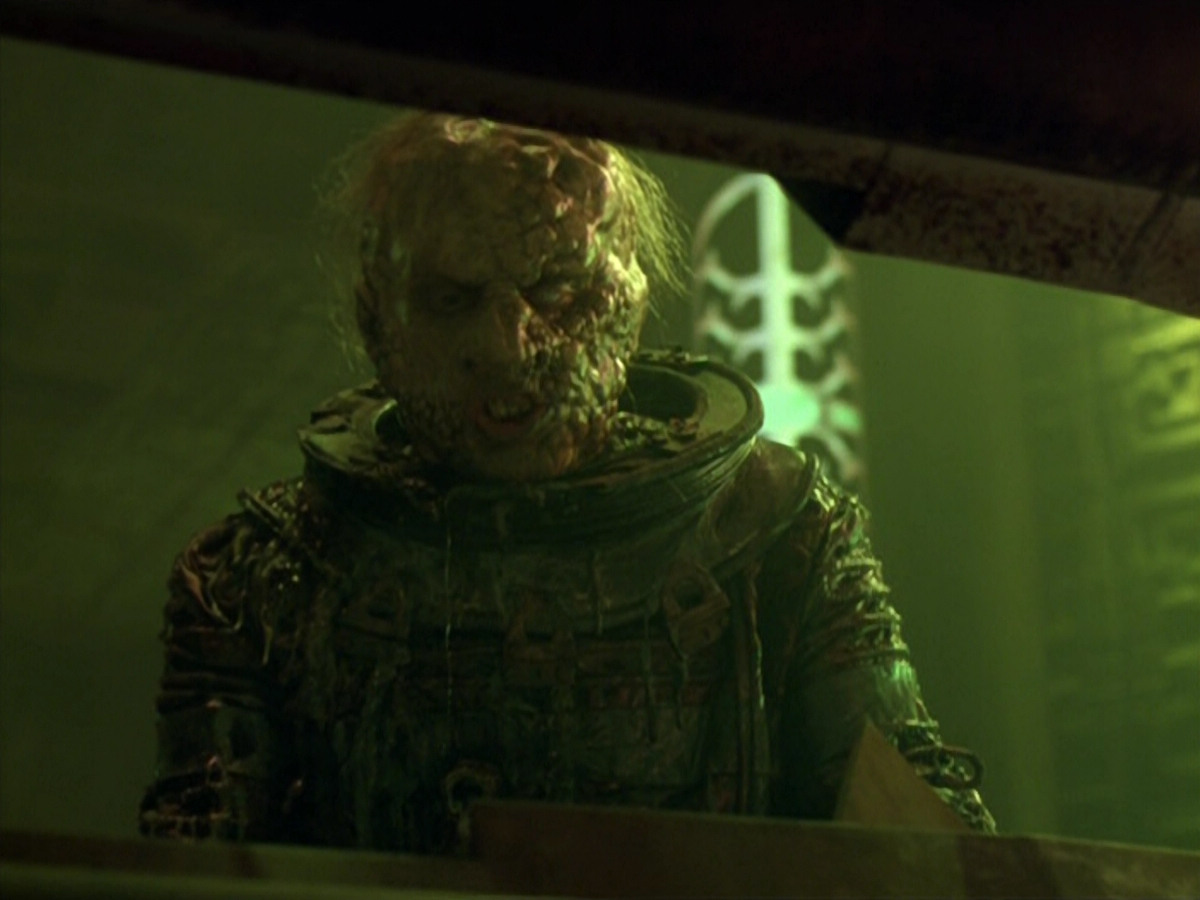 extant_StarTrek_VOY_5x21-Juggernaut_03505.jpg