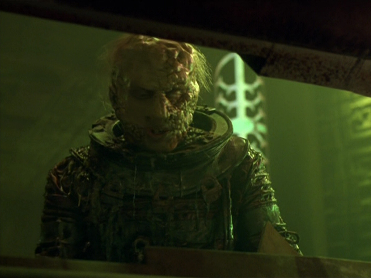 extant_StarTrek_VOY_5x21-Juggernaut_03506.jpg