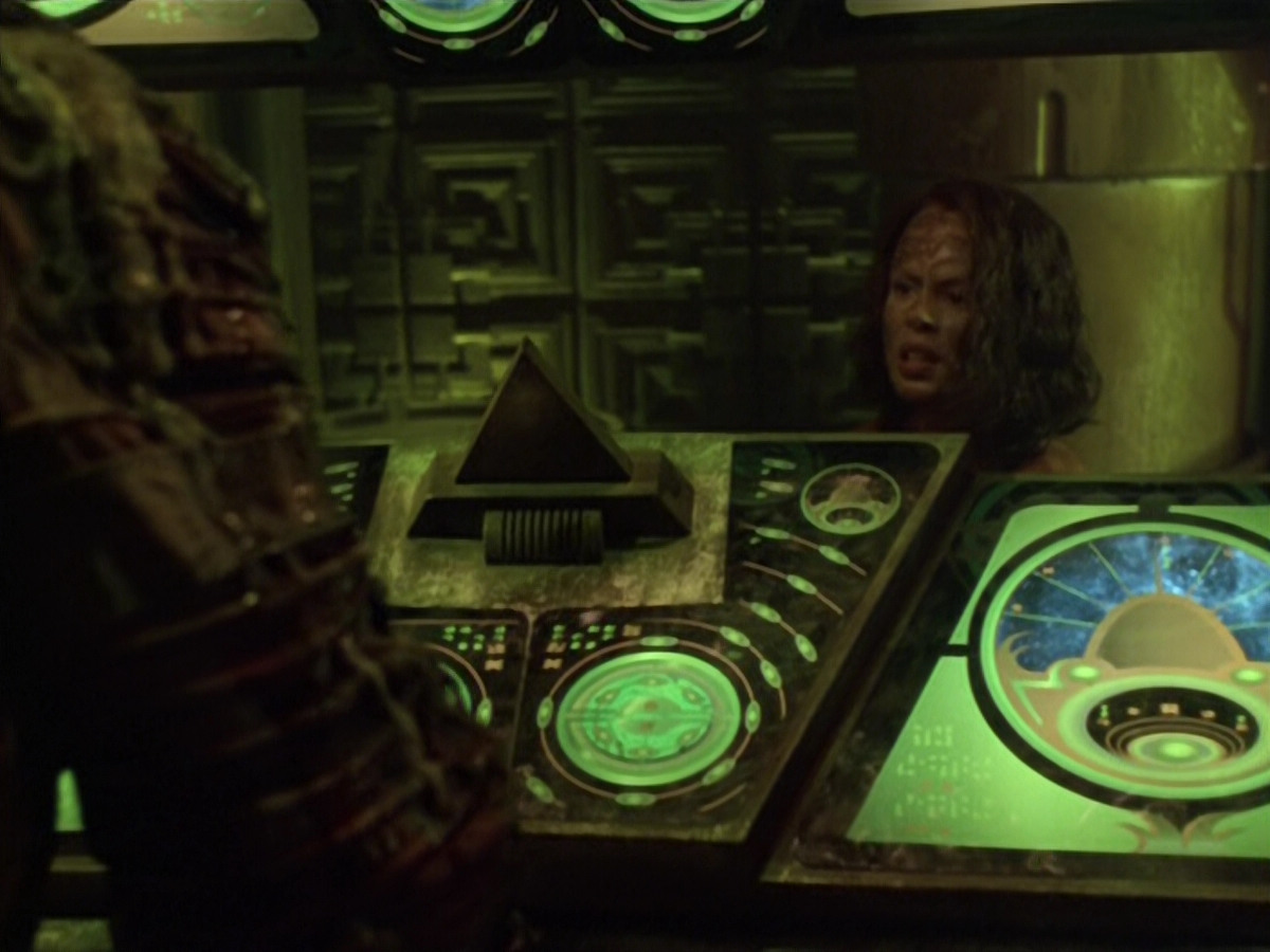 extant_StarTrek_VOY_5x21-Juggernaut_03508.jpg