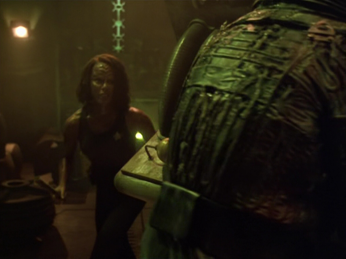 extant_StarTrek_VOY_5x21-Juggernaut_03512.jpg