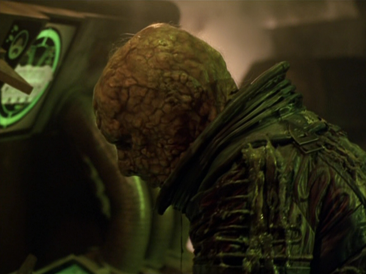 extant_StarTrek_VOY_5x21-Juggernaut_03514.jpg