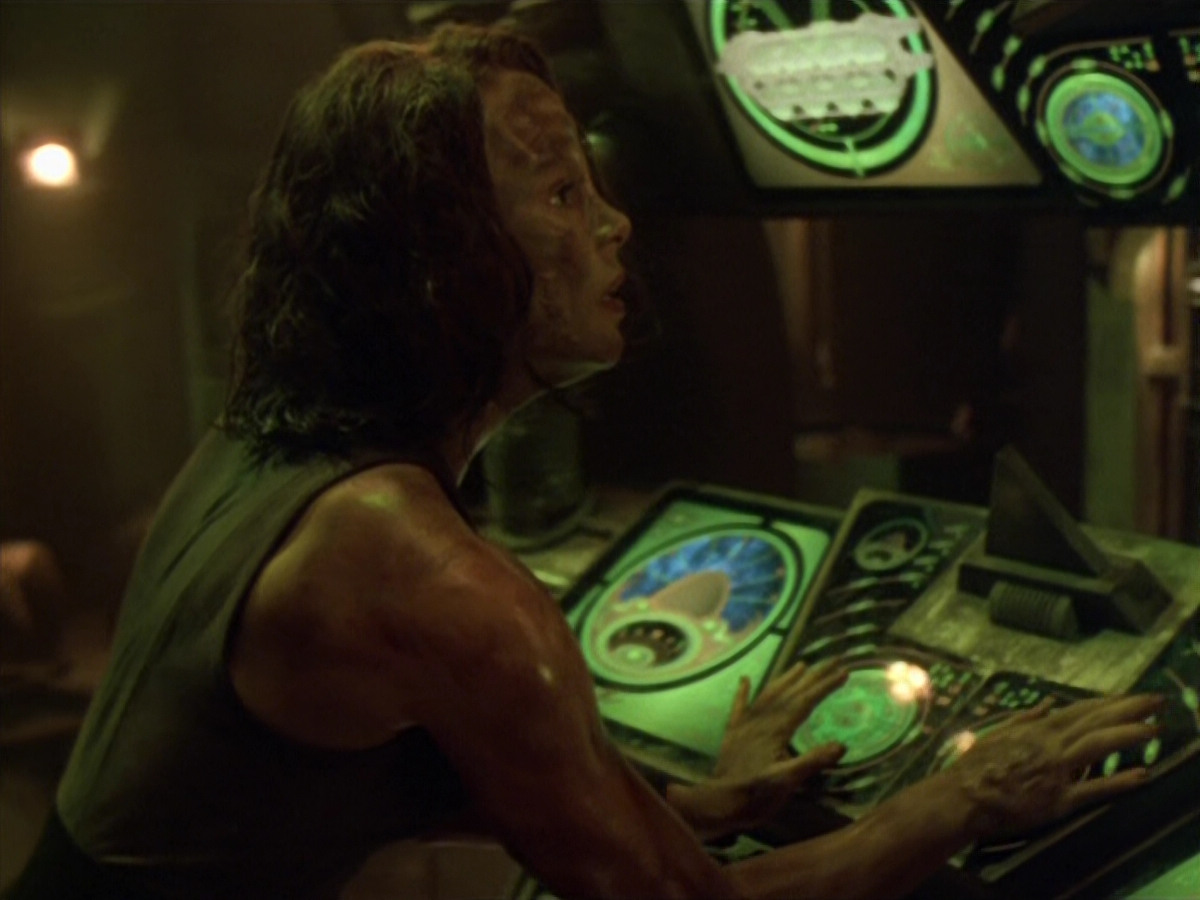 extant_StarTrek_VOY_5x21-Juggernaut_03537.jpg