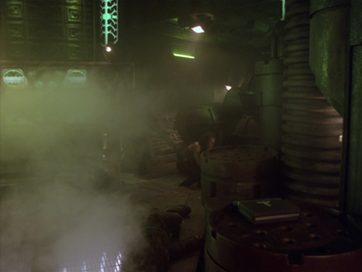 extant_StarTrek_VOY_5x21-Juggernaut_03551.jpg