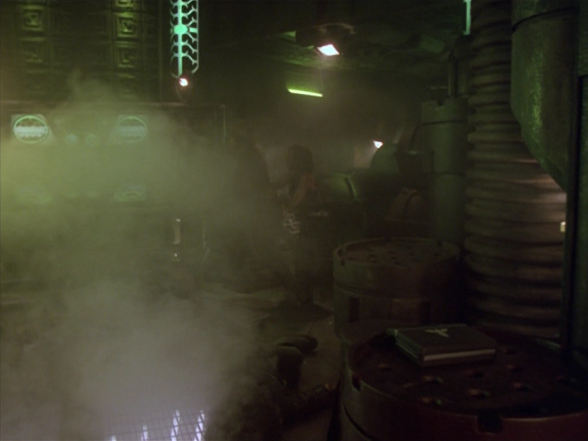 extant_StarTrek_VOY_5x21-Juggernaut_03554.jpg