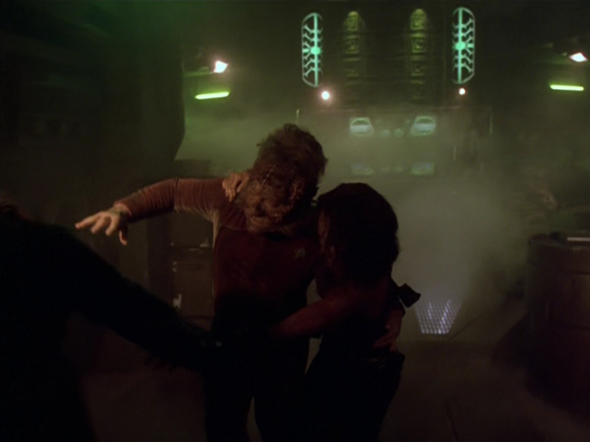 extant_StarTrek_VOY_5x21-Juggernaut_03566.jpg