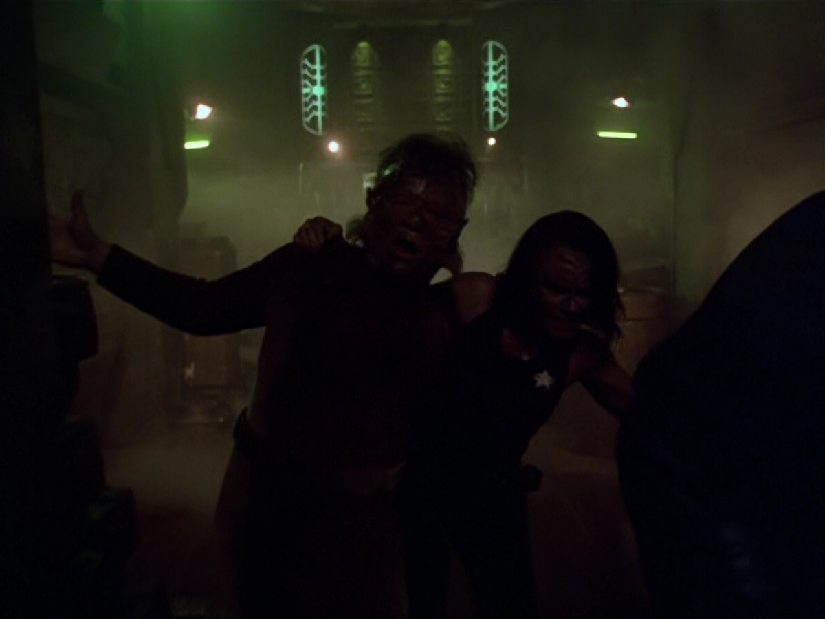 extant_StarTrek_VOY_5x21-Juggernaut_03569.jpg