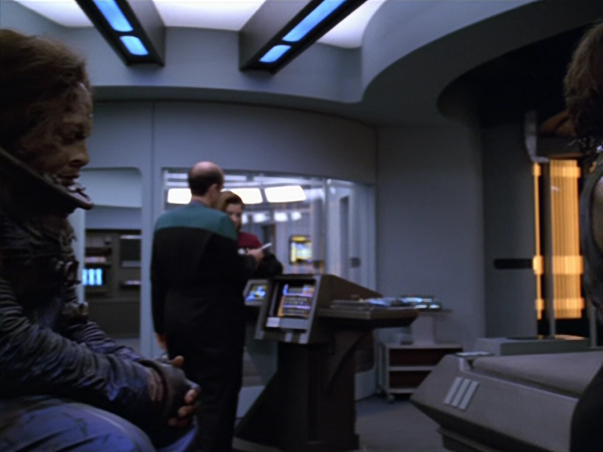 extant_StarTrek_VOY_5x21-Juggernaut_03623.jpg