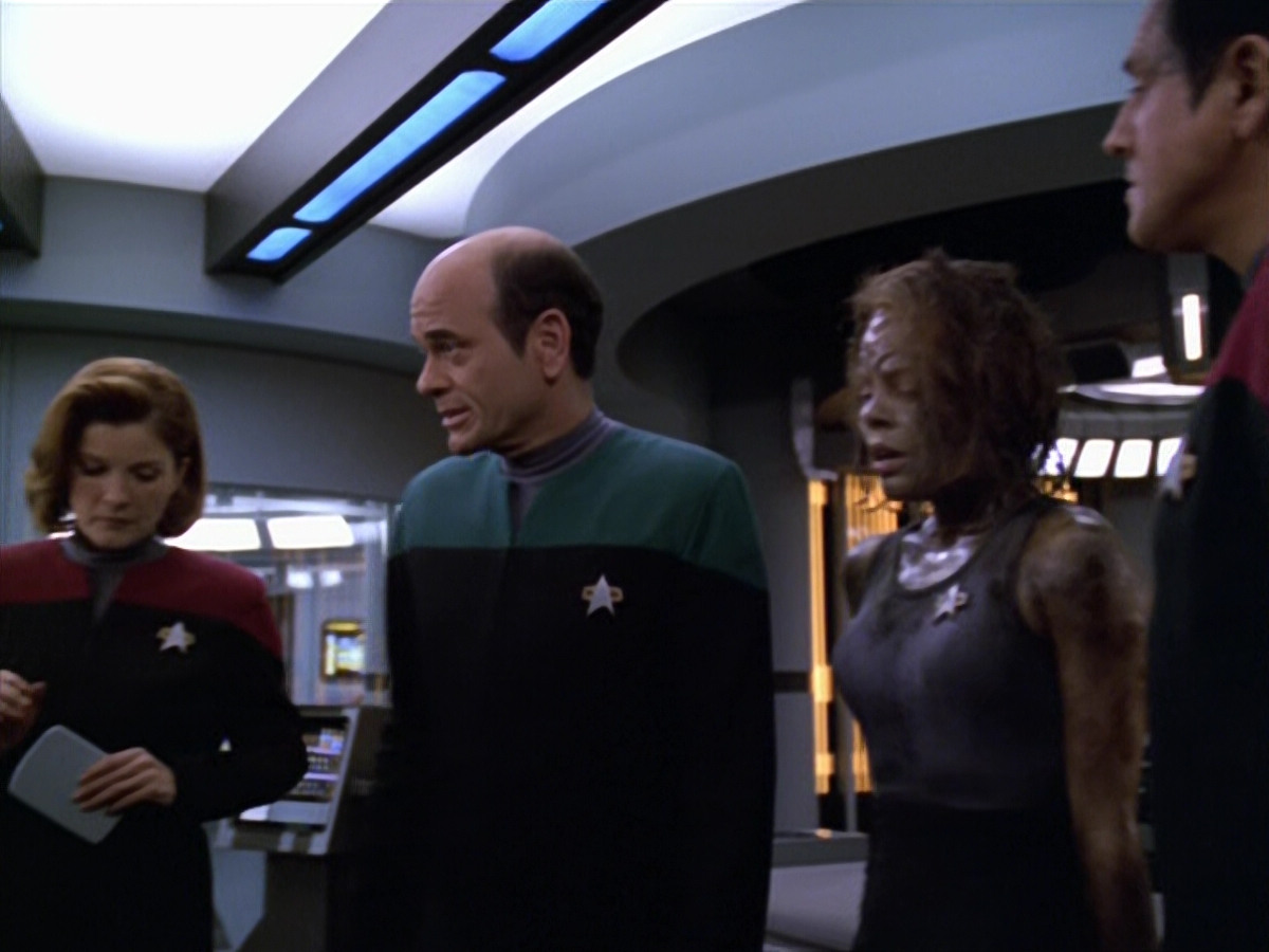 extant_StarTrek_VOY_5x21-Juggernaut_03650.jpg