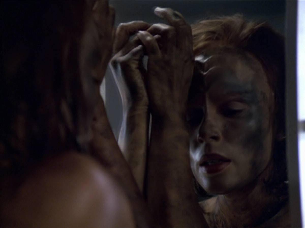 extant_StarTrek_VOY_5x21-Juggernaut_03748.jpg
