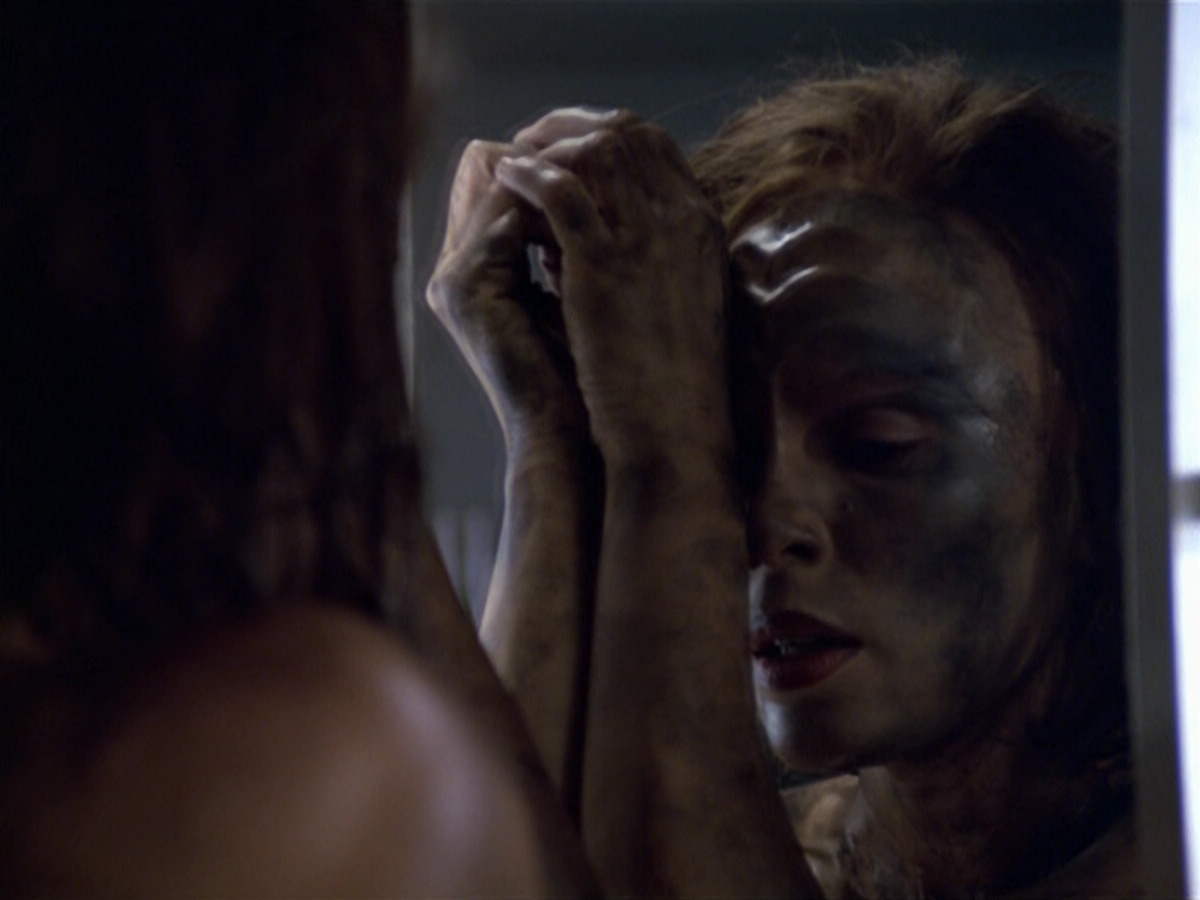 extant_StarTrek_VOY_5x21-Juggernaut_03749.jpg