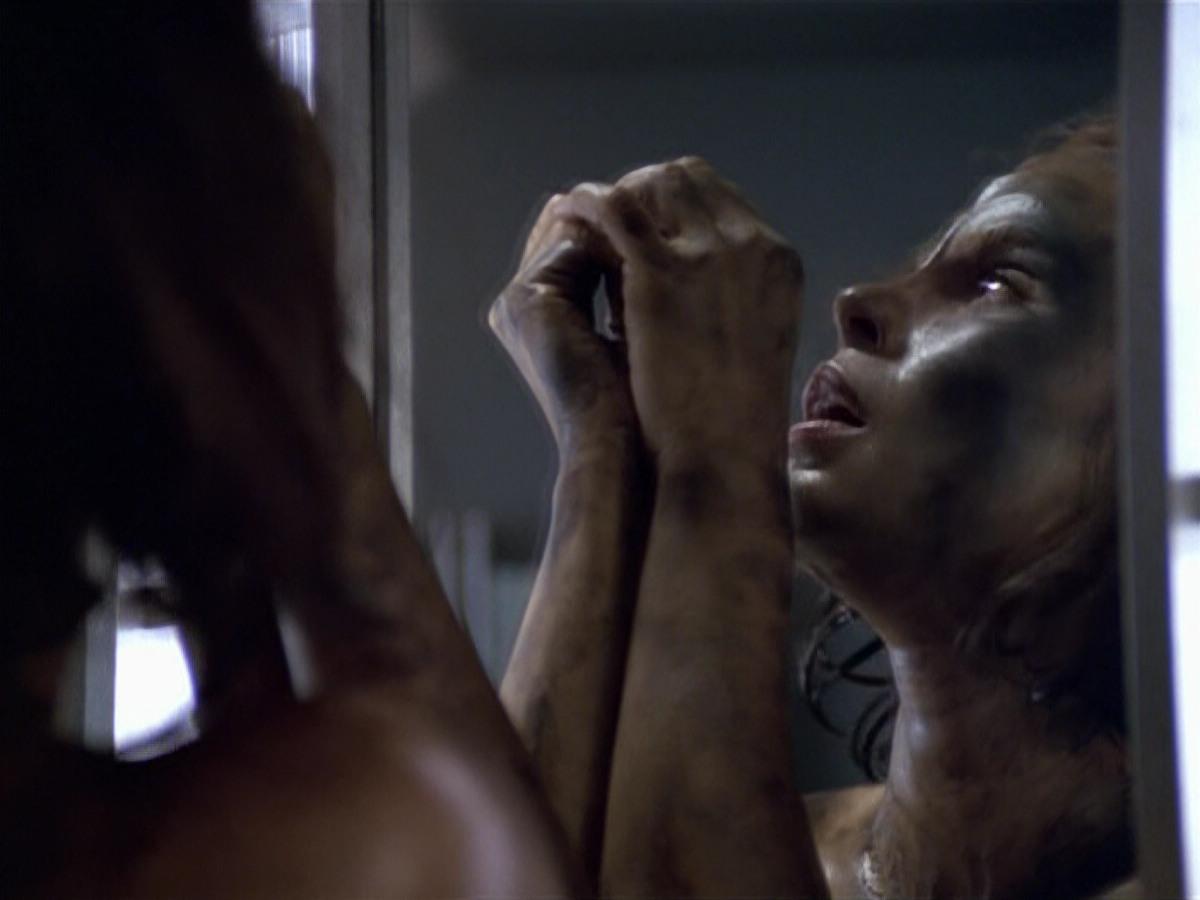 extant_StarTrek_VOY_5x21-Juggernaut_03756.jpg