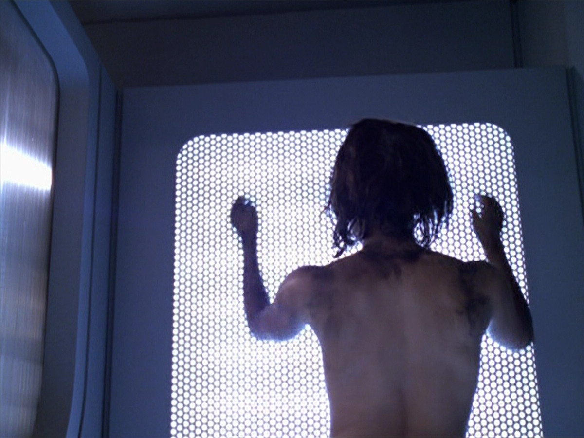 extant_StarTrek_VOY_5x21-Juggernaut_03764.jpg