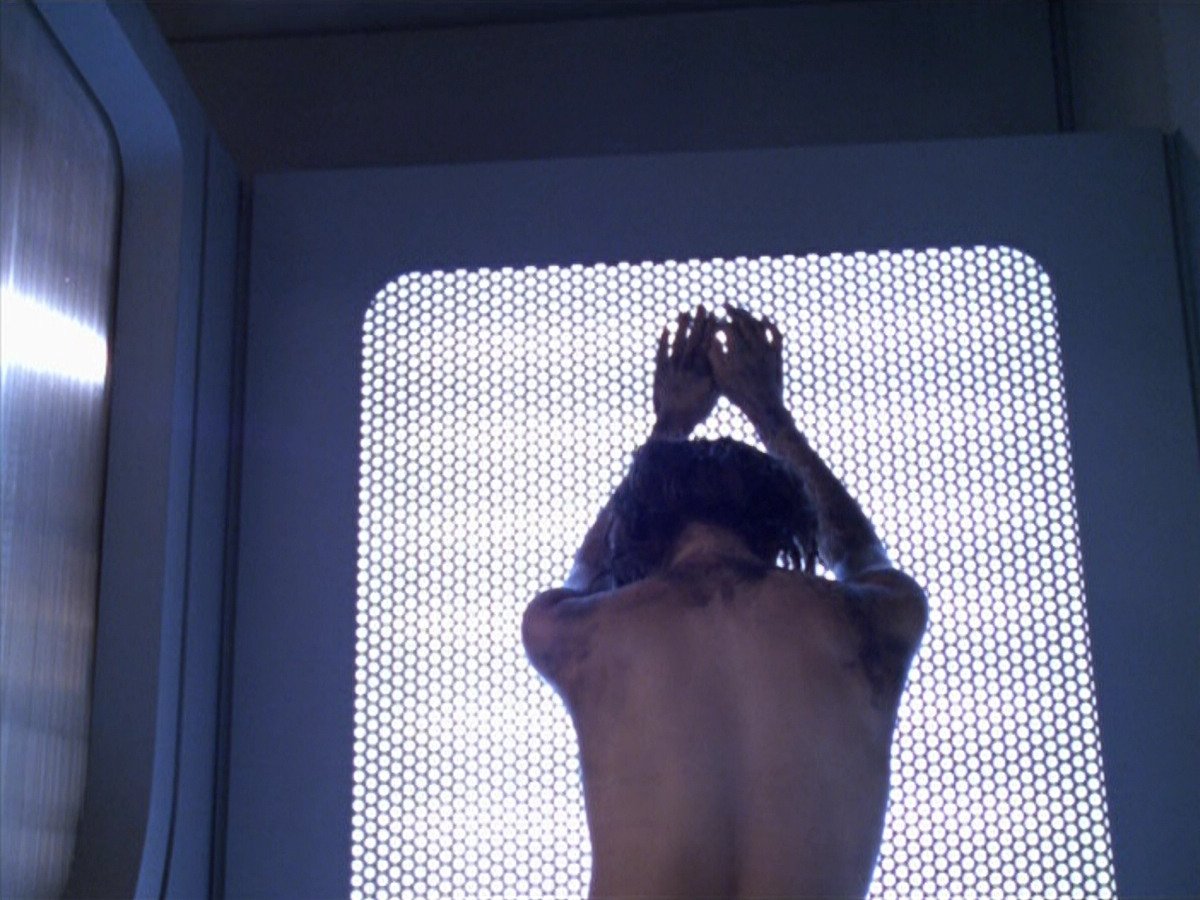 extant_StarTrek_VOY_5x21-Juggernaut_03770.jpg