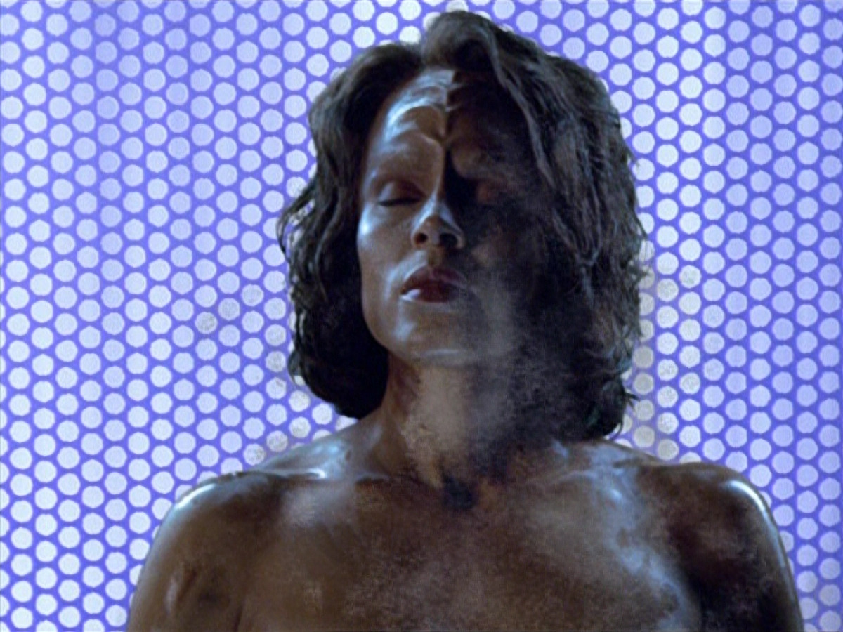 extant_StarTrek_VOY_5x21-Juggernaut_03797.jpg