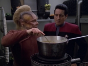extant_StarTrek_VOY_5x21-Juggernaut_01457.jpg