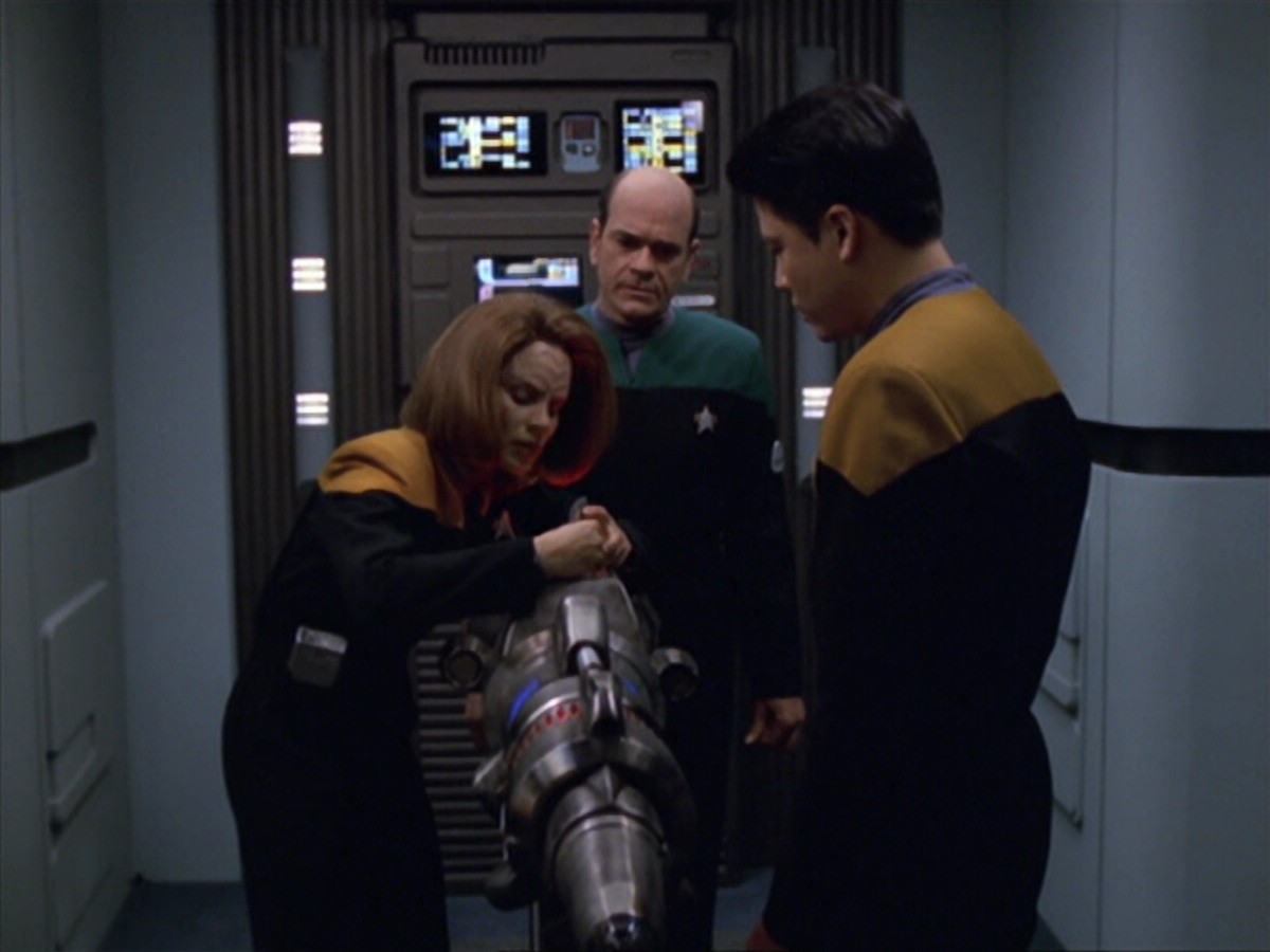 extant_StarTrek_VOY_5x25-Warhead_01250.jpg